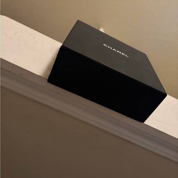 Black and Gold Chanel Belt - Picture 4 of 12